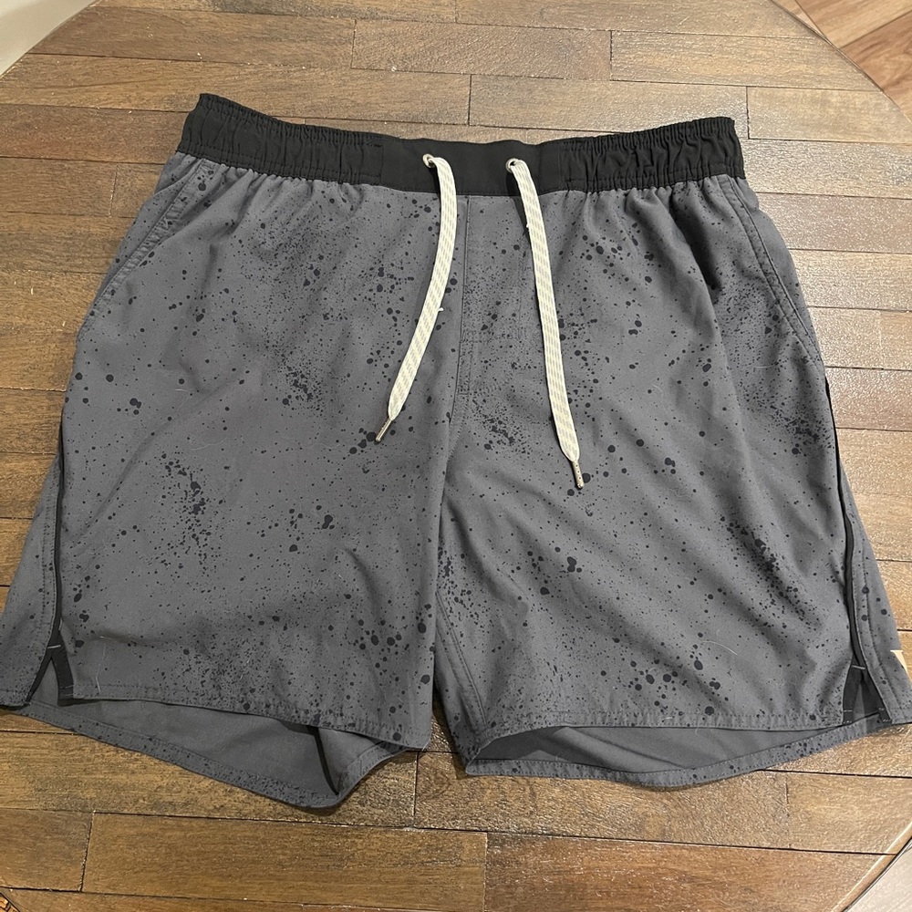 Vuori Trail Short – Gray with Black Ink Dot Pattern – Men’s Medium (Estimated)